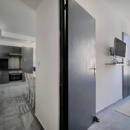 Apartament Frgk - Entire Building Center Cannes